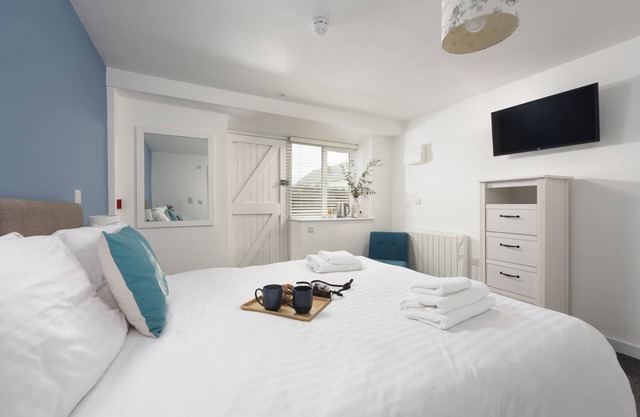 Gwenver, B&B - a hotel room that sleeps 2 guests in 1 bedroom