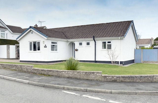 GWERSYLLT, pet friendly, country holiday cottage in Benllech