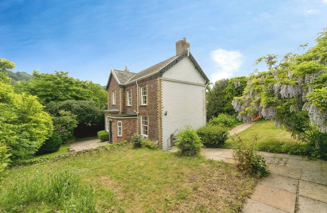 GWERYL LODGE, family friendly, with a garden in Conwy