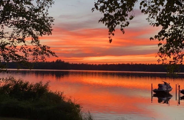Pristine Lakeside Home. Une grande escapade toute saison! Nautisme et motoneige