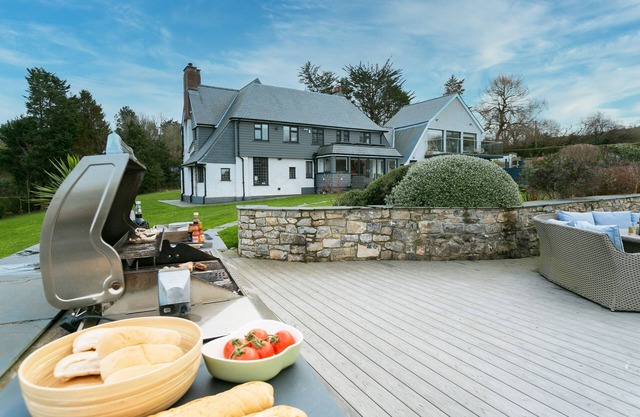 Gwynaeth Gwyn - a hot tub that sleeps 16 guests in 8 bedrooms