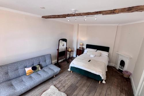 Gwynne House - Historic Riverside Rooms & Apartments in Hereford City Centre, Sleeps 1-16