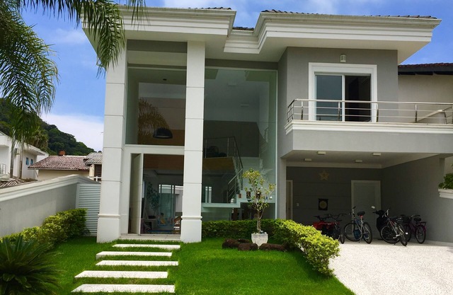 Maison 12 à 15 personnes, peu utilisée, belle, table de billard, sauna, piscine, espace enfants