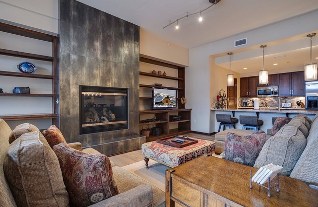 Luxury Downtown Residence | A/C | Free City Bus | Close to Shops | Ski Locker at