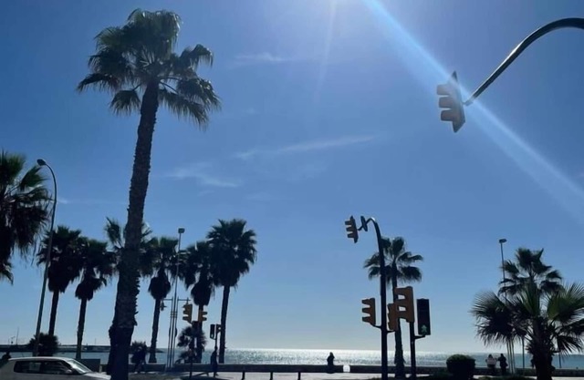 Holidays2Malaga Tomas de Echeverría 150 mts to Beach & High Speed wifi & Parking