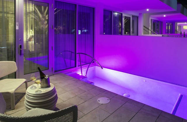 H2O Suites - Adults Only