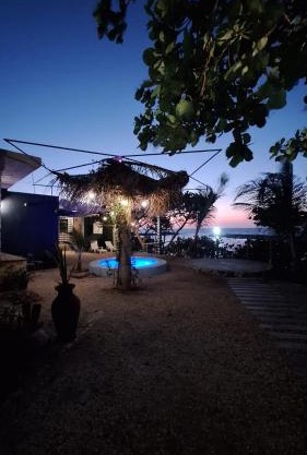 Habitación, balcón frente al mar y alberca