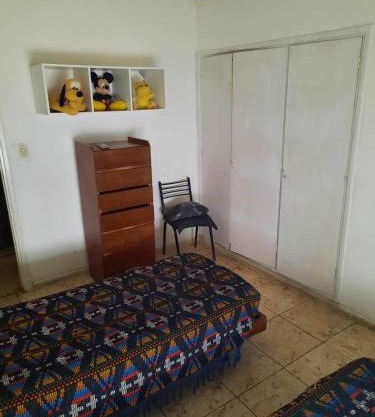 Habitacion en casa de familia a compartir con otro masculino 3 dias minimo
