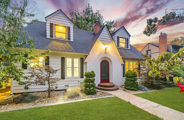 #HabitueHomes- Hand House - 3 King Beds / 3 Baths on 3 floors