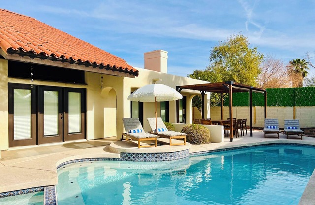 Hacienda Vibes: Sleeps 14, Heated Pool, Spa, Cinema, and more!