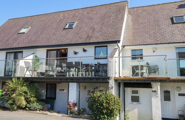 HAFAN BACH - 233 CAE DU, pet friendly, with a garden in Abersoch