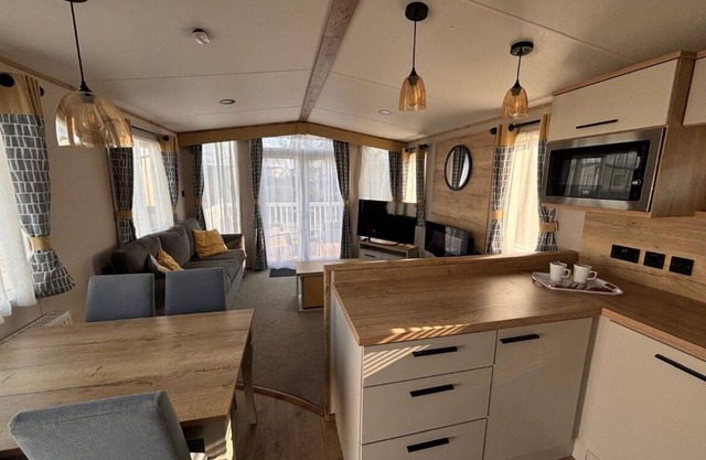 Cozy Caravan Retreat in Pwllheli Hafan Y Mor