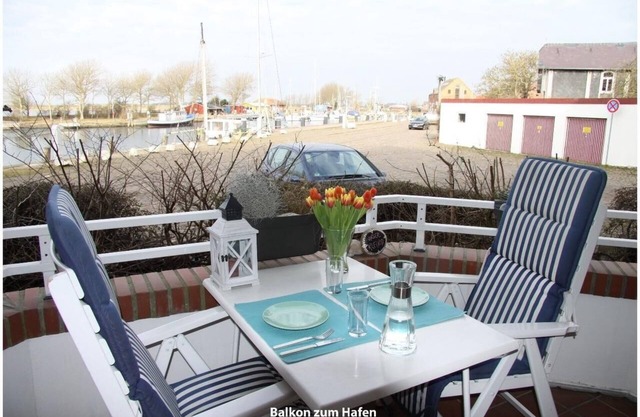Hafenblick Orth: Modern apartment with good sea view, balcony and fitness room