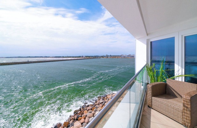 "Hafenloge": luxury, sea view, 2 bedrooms, terrace, elevator, directly on the Baltic Sea.