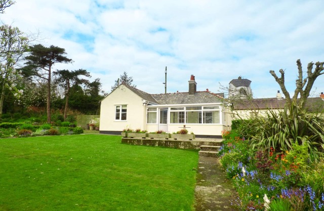 HAFOD COTTAGE, pet friendly, character holiday cottage in Cemaes Bay