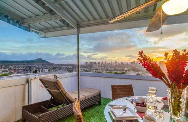 This townhouse is a 3 bedroom(s), 3 bathrooms, located in Honolulu, HI.