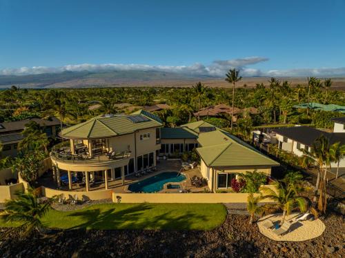 Hale Mele 2 with Panoramic Golf Course View, private Pool, Hot Tub, Golf Cart and E-Bikes