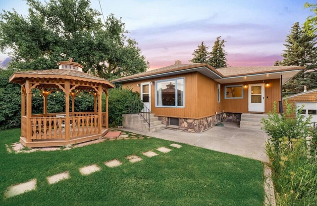 Half Acre/Fenced Yard | Near Airport | Fire Pit| Pets Allowed