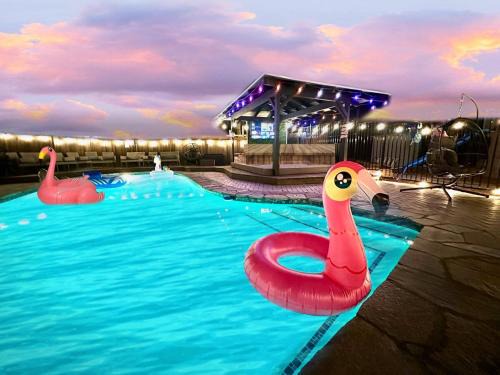 Half ACRE Lux Pool SPA with FIREPIT ARCADE Grill Sleeps 40