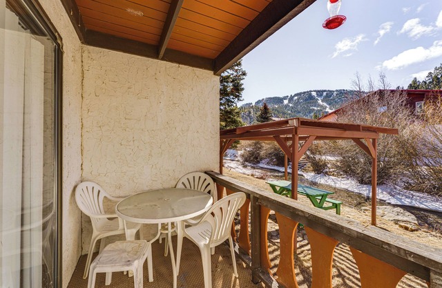 < Half-Mi to Red River Ski Area: Townhome w/ Patio