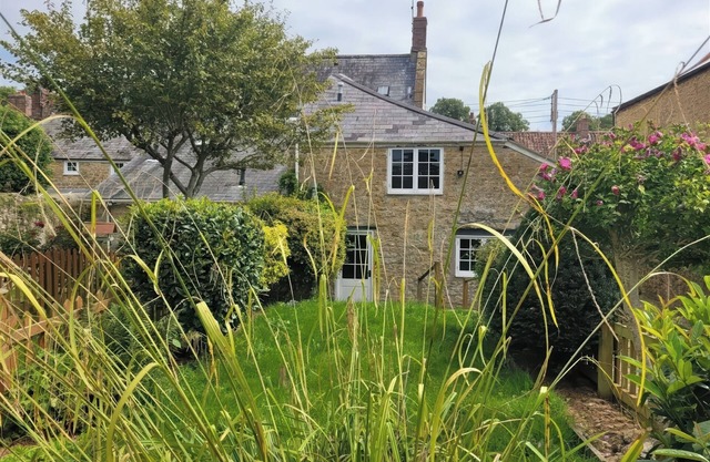 HALF PINT COTTAGE, pet friendly, with a garden in Beaminster