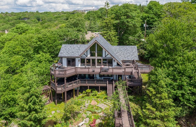 Halftime Haus - 5BR ski in/ski out on Beech. Beautiful views, high end updates, perfect location!