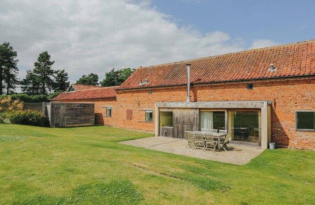 Hall Barn est un chalet familial 5 * et chien-friendly dans la région rurale de Norfolk Nord