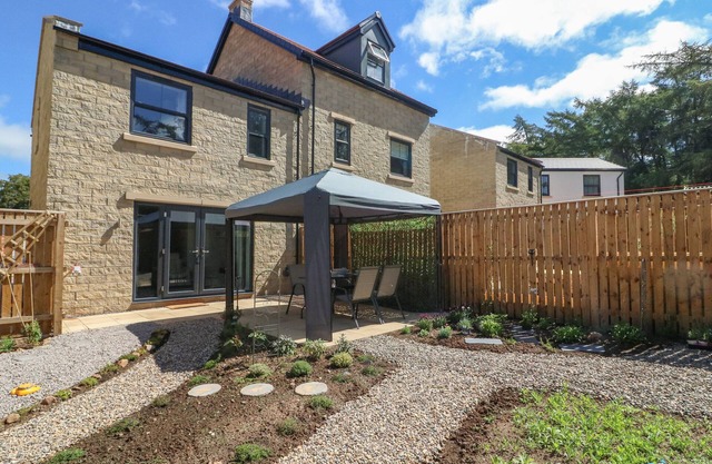 HALL VIEW, family friendly, with a garden in Kirkby Stephen