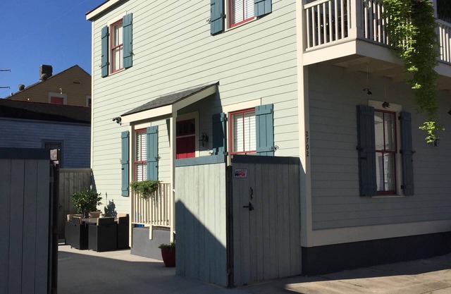 Maison de luxe avec parking fermé dans le Marigny, entre le quartier français et Bywate