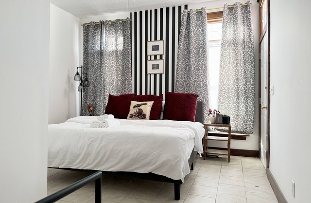 Halloween Suite / 2BD/1BA Apt in Holiday House