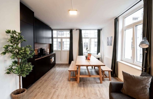 Hamburg Gem for 12 Su