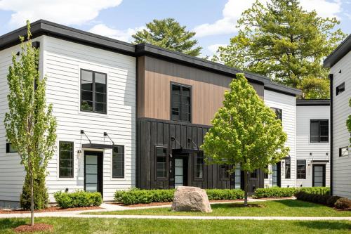 Hamilton Place - Lakestone Building - 3 units Sleeps 12