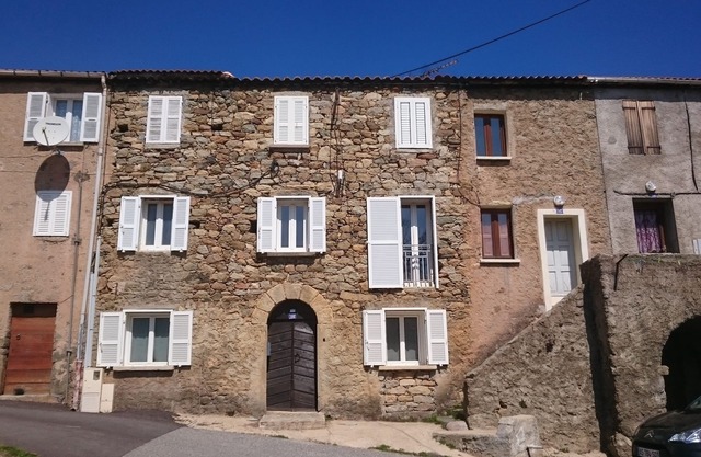 hameau de ZITAMBOLI 900m d'altitude et à 1heure de la mer randonnées escalade
