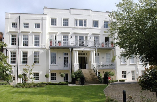 Hampton Court, Palace, Riverside, Bijou, élégant appartement + terrasse, jardins, + parking
