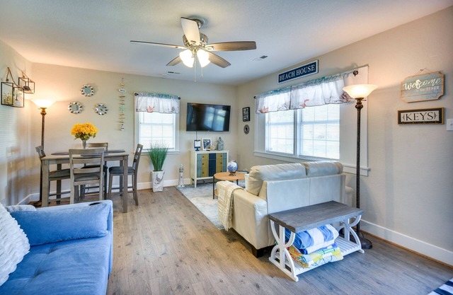 Hampton Home w/ Grill < 1 Mi to Beach!