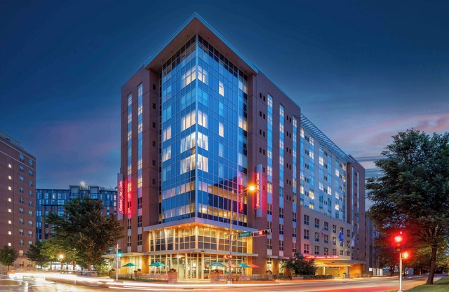 Hampton Inn & Suites Madison / Downtown