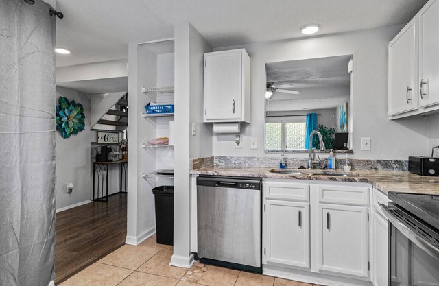 Hampton, VA Cozy Townhouse with HUGE Deck
