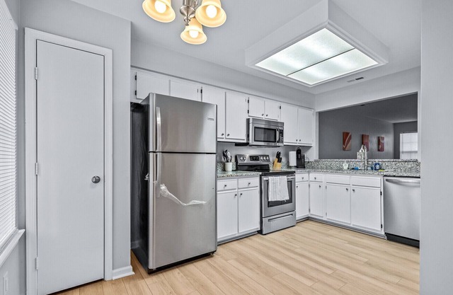 Hampton, VA | Townhouse w/Indoor Fireplace!
