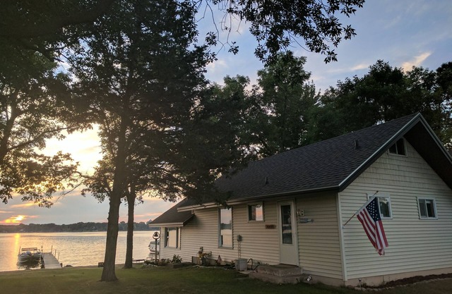 Hamptons style maison de lac sur le point de coucher du soleil. Avec de l'eau à l'est et à l'ouest!
