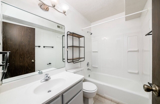 Hancock - Resort Style Apartment with Queens Bed & Bath Tub