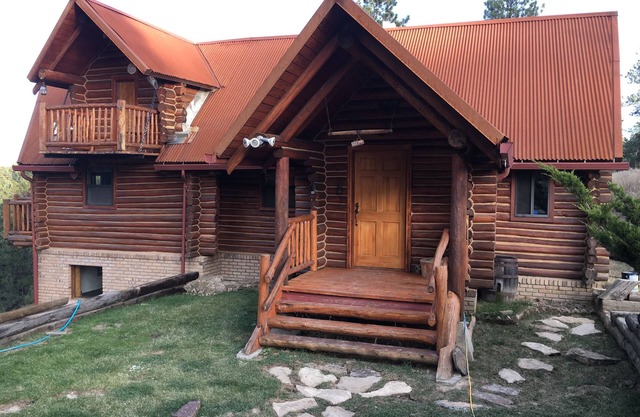 Cabane en rondins construite à la main dans la forêt de Ponderosa