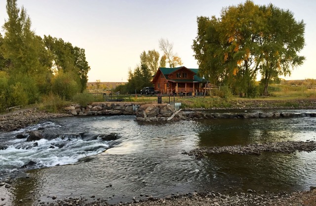 Cabane en rondins construite à la main sur la rivière - Trois chambres à coucher, deux salles de bain privées 6. 5 acres