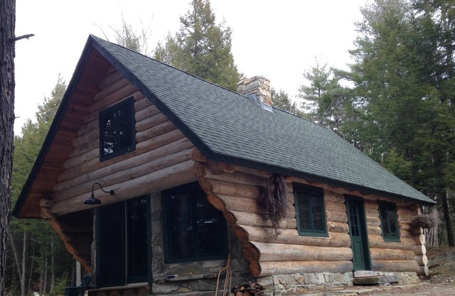 Cabine artisanale fabriquée à la main sur l'étang Belden