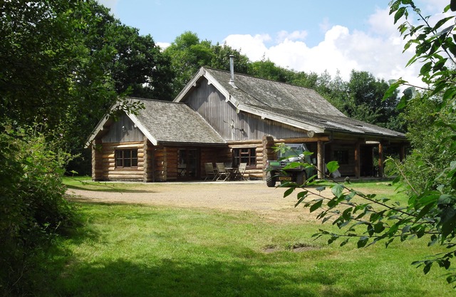Fabriqué à la main Grande Log Cabin. Situation rurale, amour