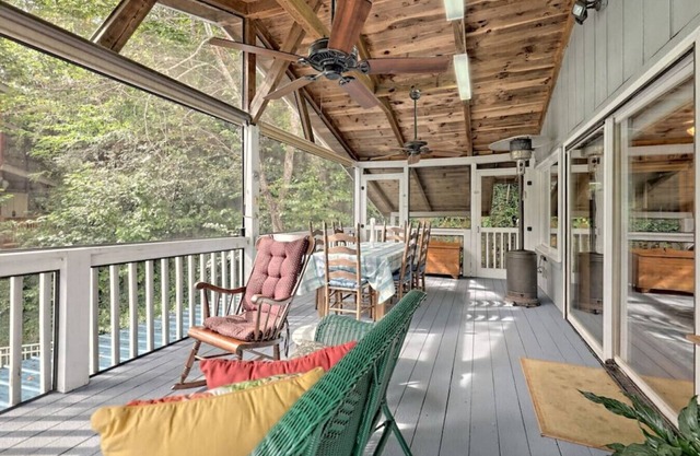 T Landing Top Floor · Hannah's Perch ~ Private Top Patio & Bottom Dock