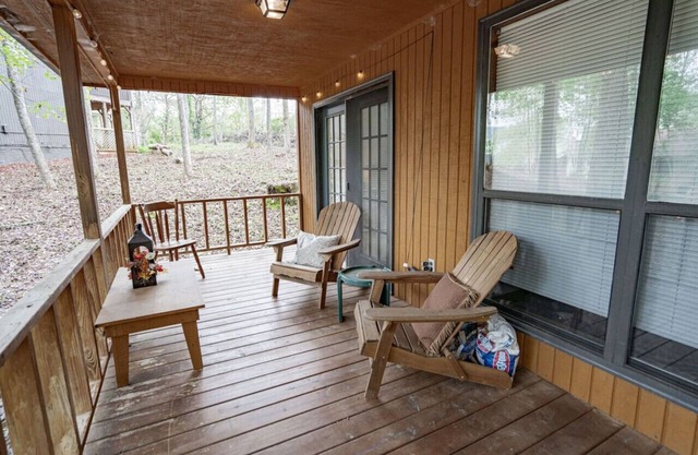 "Hansel": Spacious Cabin w/ Views, Greenery, Deck!