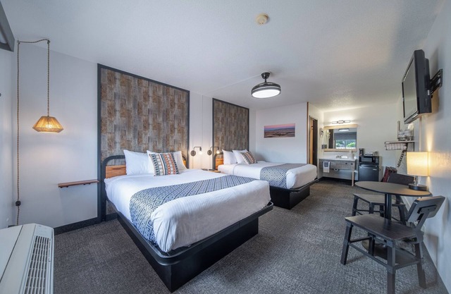 9-Hansen Inn & Cabins, Room, Double Queen, Second Floor, No Smoking, No Pets