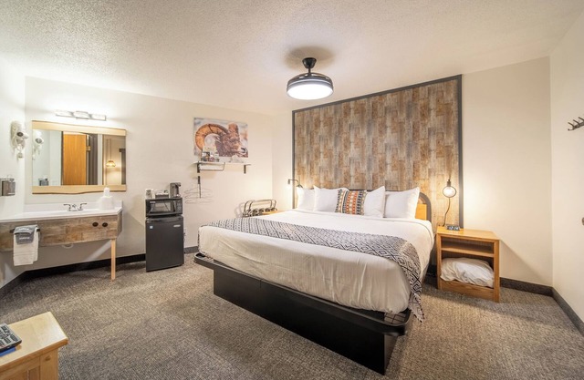12-Hansen Inn & Cabins, Room, Single King, Second Floor, No Pets, No Smoking