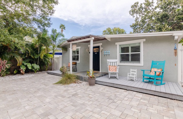 Happy Camper Cottage - Cozy Oasis with Outdoor Hot Tub - No Cleaning Fee