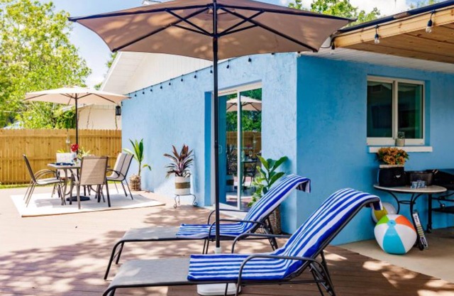 HAPPY FUN BLUE HOUSE kids, pets friendly, 3 miles away from the beach🏖️.